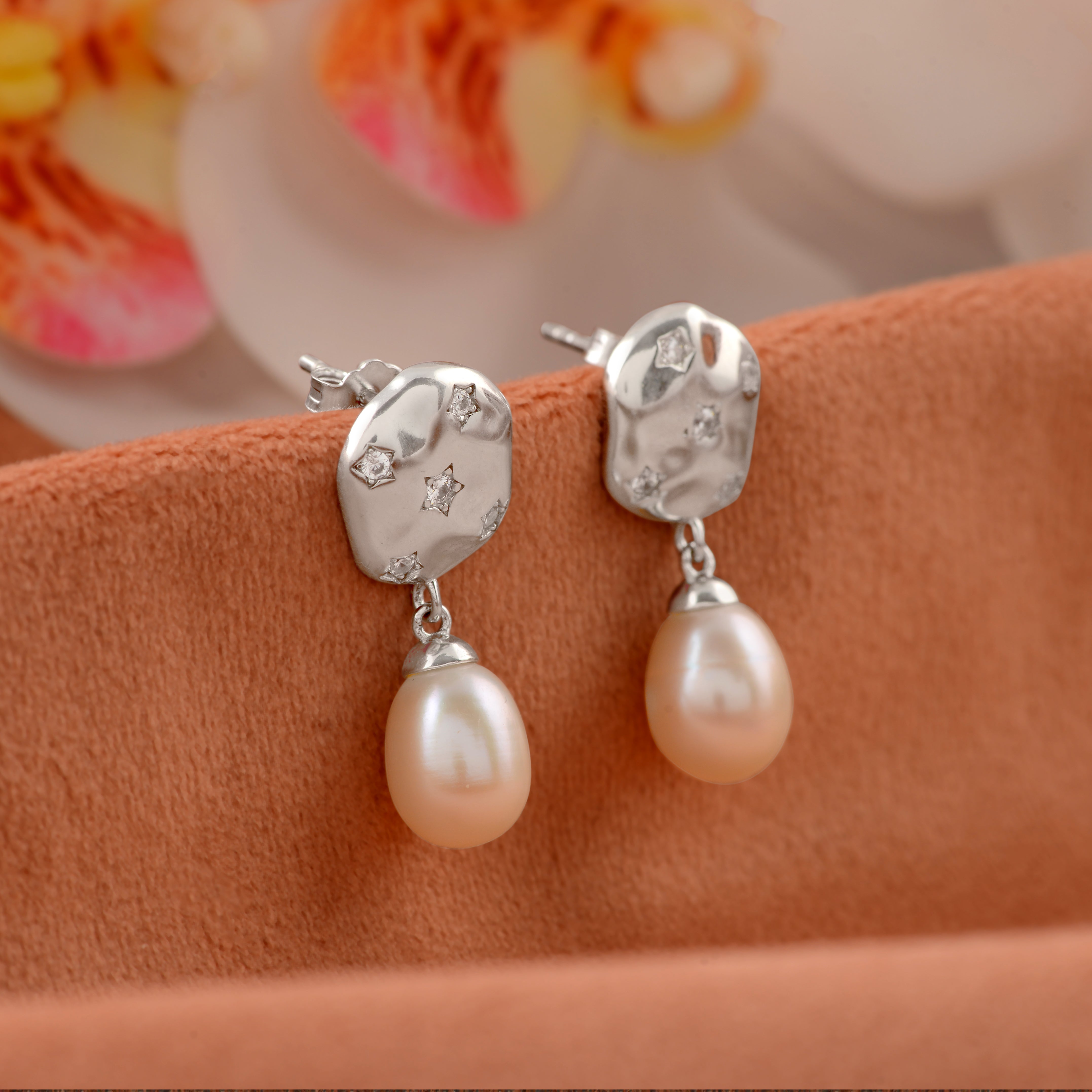 Silver stud with Hexagon classic pearl drop